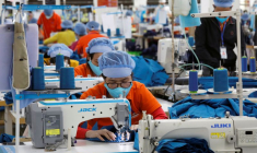 Fabrication de vêtements destinés à l'exportation dans une usine de la province de Hung Yen