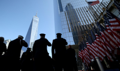 Des pompiers devant une caserne près du Mémorial du 11-Septembre, lors des cérémonies commémorant le 24ᵉ anniversaire des attentats du 11-Septembre à New York, le 11 septembre 2025 ( AFP / CHARLY TRIBALLEAU )