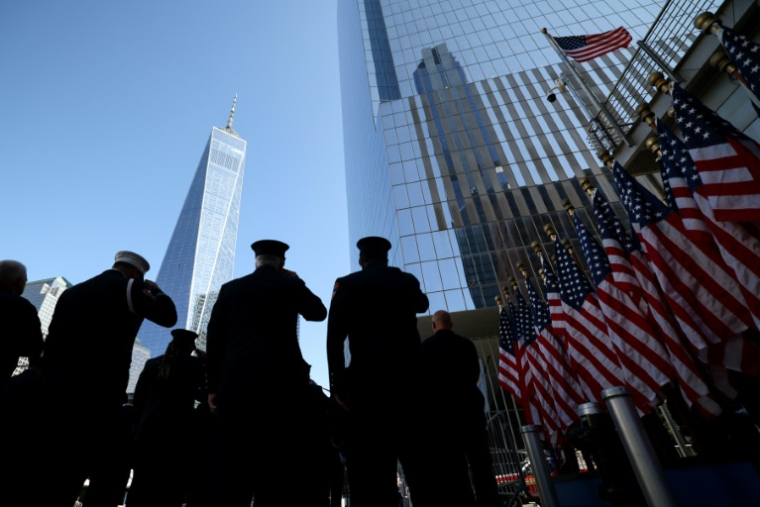 Des pompiers devant une caserne près du Mémorial du 11-Septembre, lors des cérémonies commémorant le 24ᵉ anniversaire des attentats du 11-Septembre à New York, le 11 septembre 2025 ( AFP / CHARLY TRIBALLEAU )