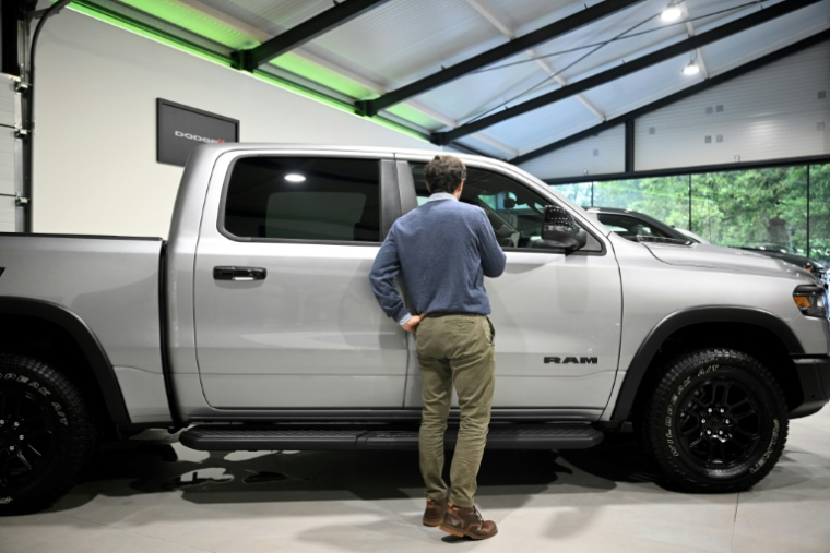 Un pick-up américain chez un concessionnaire  à Bourg-Léopold, en Belgique, le 9 septembre 2025 ( AFP / Nicolas TUCAT )