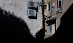 Des moteurs de climatisation dans une rue à Manosque (Alpes-de-Haute-Provence), le 29 septembre 2024 ( AFP / JOEL SAGET )