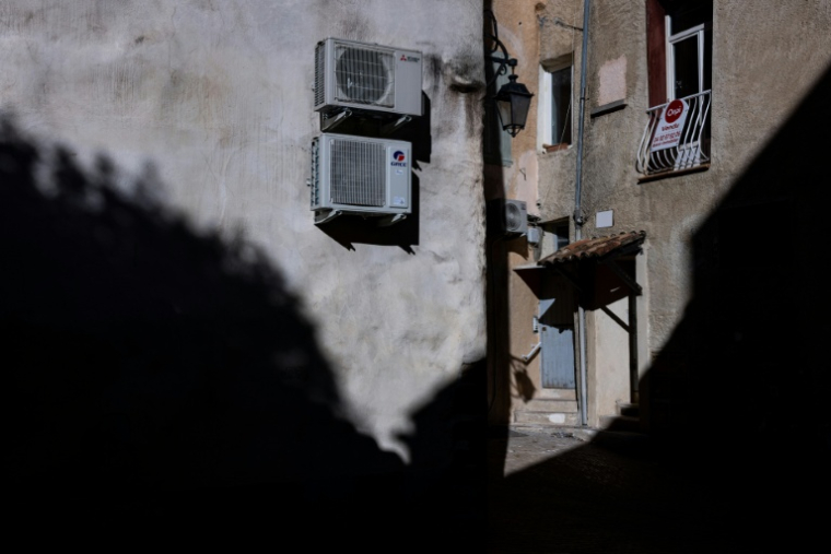 Des moteurs de climatisation dans une rue à Manosque (Alpes-de-Haute-Provence), le 29 septembre 2024 ( AFP / JOEL SAGET )