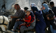 Des Gazaouis fuient la ville de Gaza, dans le nord du territoire palestinien, après une intensification des meurtrières frappes israéliennes dans le secteur, le 16 mai 2025 ( AFP / Bashar TALEB )