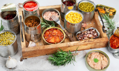 Mieux vaut éviter d’assaisonner des pâtes ou des salades avec le liquide contenu dans les boîtes de conserve, car cela pourrait augmenter l’exposition à certaines substances à risque. (crédit: Adobe Stock)