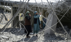 Des membres des forces de sécurité talibanes inspectent un bâtiment endommagé après une frappe pakistanaise dans la région de Kandahar, le 15 mars 2026 ( AFP / - )