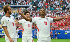 Jude Bellingham (d), auteur d'un doublé pour l'Angleterre face à la Norvège, entouré de ses coéquipiers Harry Kane (g) et John Stones, en quart de finale du Mondial, le 11 juillet 2026 à Miami ( AFP / ROBERTO SCHMIDT )