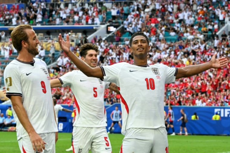 Jude Bellingham (d), auteur d'un doublé pour l'Angleterre face à la Norvège, entouré de ses coéquipiers Harry Kane (g) et John Stones, en quart de finale du Mondial, le 11 juillet 2026 à Miami ( AFP / ROBERTO SCHMIDT )
