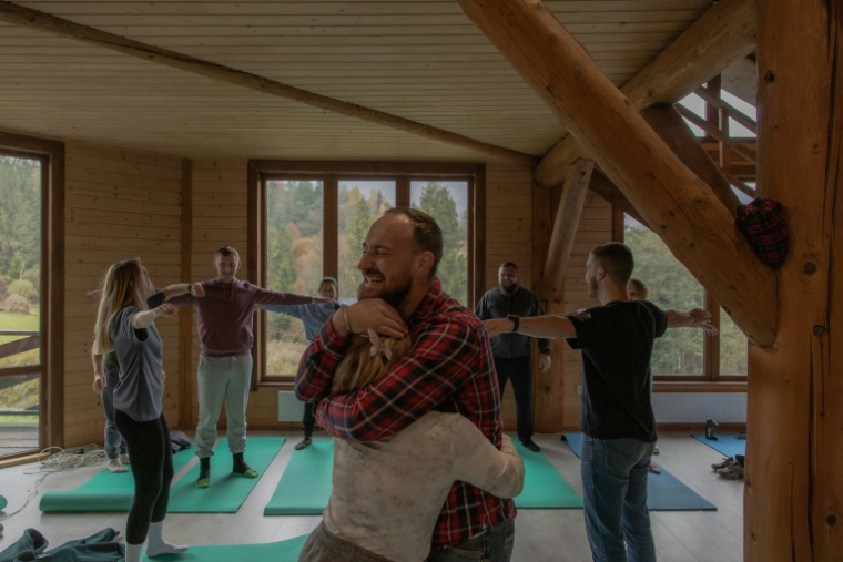 Des soignants militaires ukrainiens lors d'une pratique thérapeutique, dans les Carpates, le 23 octobre 2025 ( AFP / Roman PILIPEY )