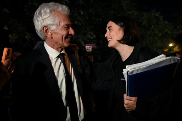 La responsable humanitaire russe Lida Moniava et son avocat Mikhaïl Birioukov à la sortie du tribunal à Moscou, le 3 septembre 2026 ( AFP / Igor IVANKO )