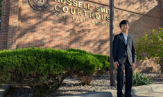 Joseph Lee, 19 ans, un des jeunes plaignants qui poursuivent le gouvernement américain pour son inaction climatique, devant le tribunal Russell Smith de Missoula (Montana, nord-ouest des Etats-Unis), le 17 septembre 2025 ( AFP / Issam AHMED )