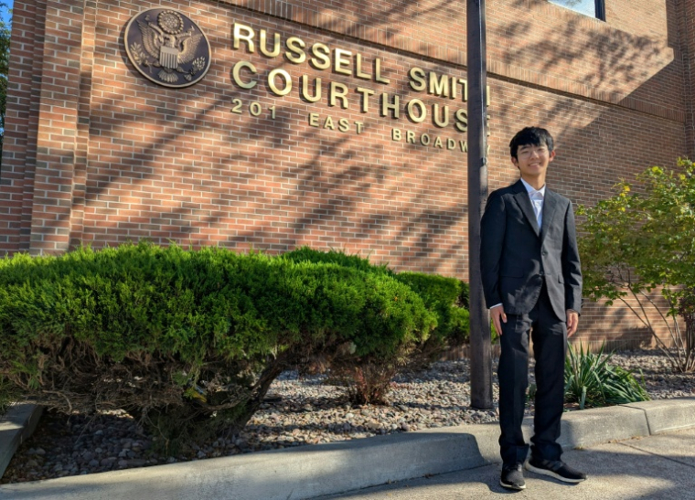 Joseph Lee, 19 ans, un des jeunes plaignants qui poursuivent le gouvernement américain pour son inaction climatique, devant le tribunal Russell Smith de Missoula (Montana, nord-ouest des Etats-Unis), le 17 septembre 2025 ( AFP / Issam AHMED )