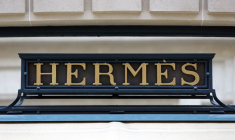 Une enseigne Hermes devant l'un des magasins parisiens du groupe