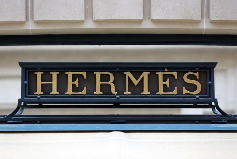 Une enseigne Hermes devant l'un des magasins parisiens du groupe