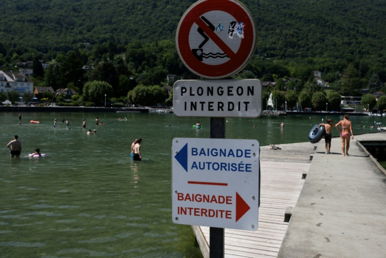 Des panneaux de signalisation pour la baignade sur le lac du Bourget, en Savoie, le 8 août 2025 ( AFP / JEAN-PHILIPPE KSIAZEK )