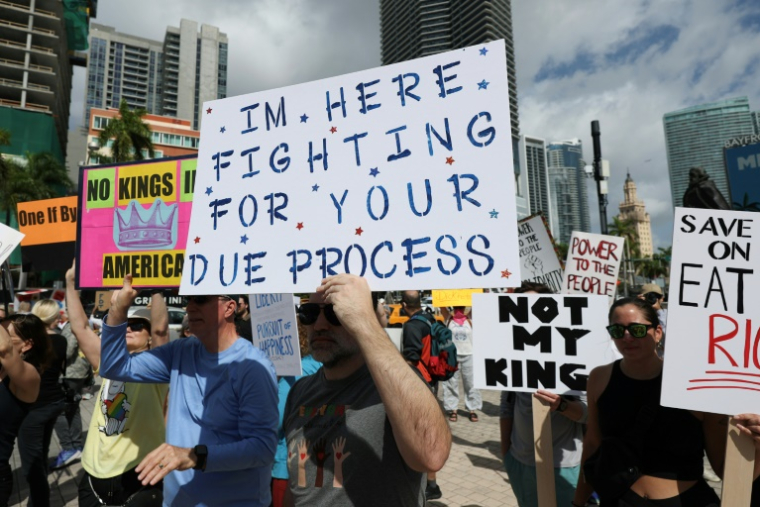 Des centaines de personnes manifestant contre la politique menée par Donald Trump à Miami, en Floride, le 19 avril 2025 ( GETTY IMAGES NORTH AMERICA / JOE RAEDLE )
