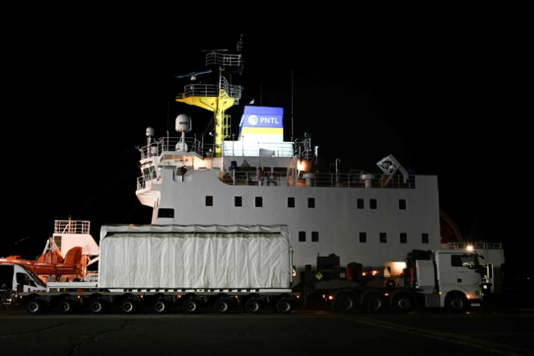 Une cargaison de combustible nucléaire MOX chargée dans la nuit du 5 au 6 septembre 2025 sur un navire spécialisé au port de Cherbourg, dans La Manche ( AFP / Lou BENOIST )