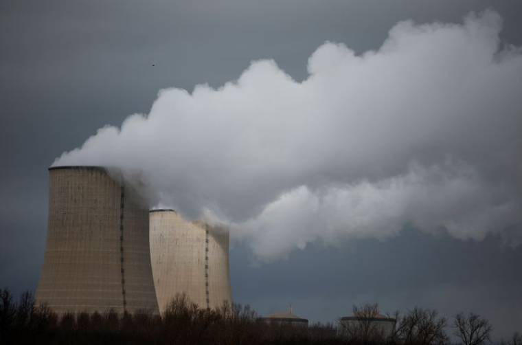 Une tour de refroidissement de la centrale nucléaire de Golfech, France