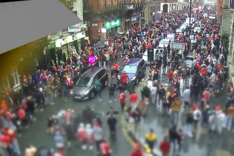 Capture d'écran d'une vidéo publiée le 16 décembre 2025 par la police du Merseyside, prise le 26 mai 2025, montrant une voiture (G) conduite par Paul Doyle alors que des foules étaient rassemblées pour la parade de victoire du club de football Liverpool FC ( MERSEYSIDE POLICE / Handout )