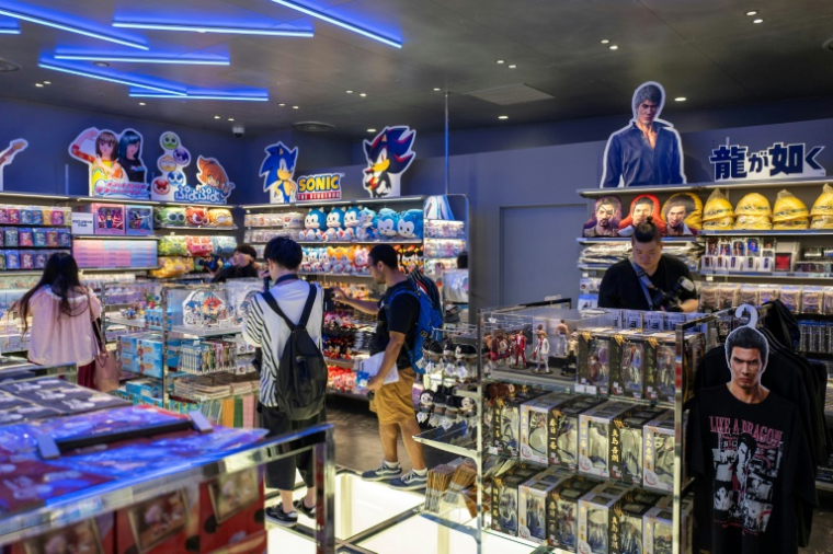 Les personnages des jeux video de Sega en vente dans le magasin Sega, le premier au Japon, le 16 juillet 2025 à Tokyo ( AFP / Kazuhiro NOGI )