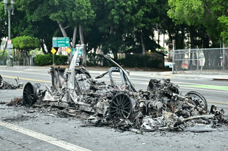 Véhicule calciné lors des manifestations contre la police de l'immigration (ICE) à Los Angeles, le 9 juin 2025 ( AFP / Frederic J. Brown )