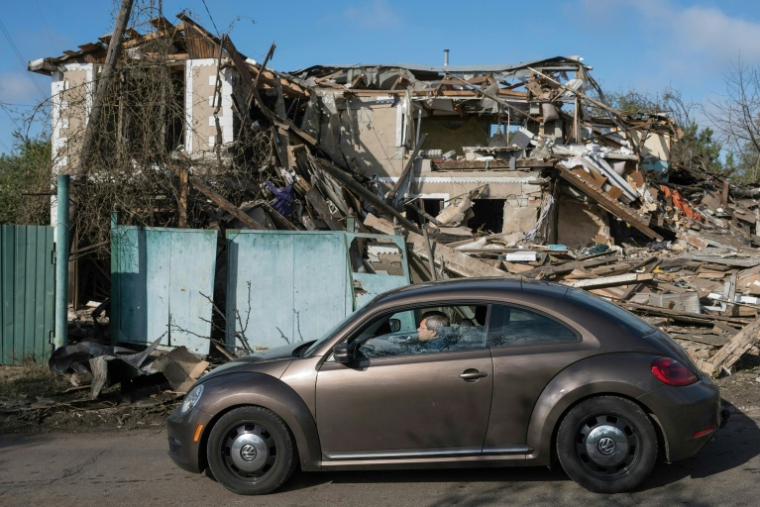 Un automobiliste devant une maison privée détruite, où un adolescent de 14 ans a été tué lors d’une attaque aérienne à Vyshgorod (Ukraine), dans la région de Kiev, le 30 septembre 2026 ( AFP / Vladyslav Musiienko )