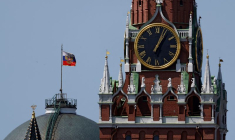 Le drapeau russe flotte sur le dôme du bâtiment du Sénat du Kremlin, derrière la tour Spasskaya, à Moscou