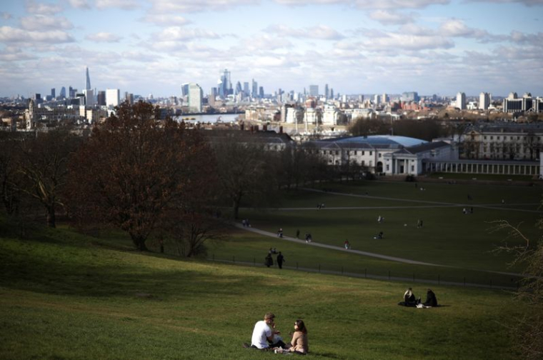 CORONAVIRUS: LA MOITIÉ DES ADULTES VACCINÉS EN GRANDE-BRETAGNE