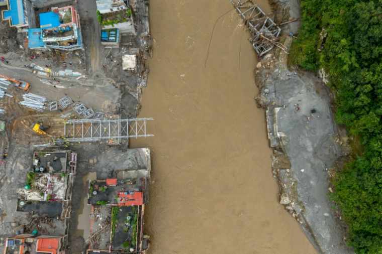 Vue aérienne de militaires construisant un pont sur la rivière Tadi, au lendemain de crues soudaines à Devighat, dans le district de Nuwakot, le 5 septembre 2026 au Népal ( AFP / PRABIN RANABHAT )