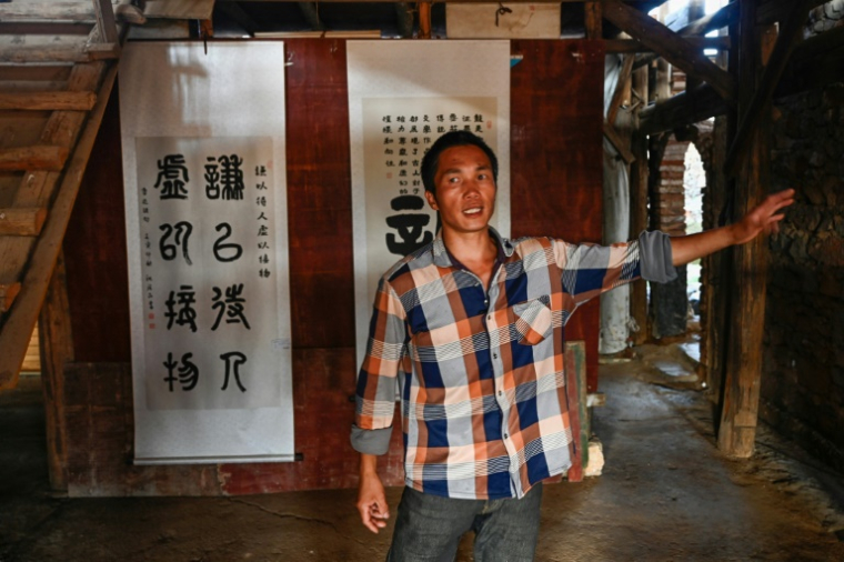 Chen Tianming dans sa "maison clou"à Xingyi, dans la province du Guizhou, le 20 mai 2025 au sud-ouest de la Chine ( AFP / Pedro PARDO )