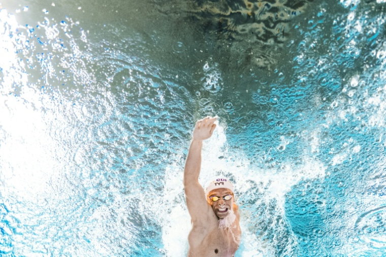 Léon Marchand, dans l'effort, assure le premier relais du 4x200 m libre aux Championnats d'Europe de natation à Saint-Denis, au nord de Paris, le 10 août 2026  ( AFP / Sébastien BOZON )