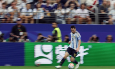 Lionel Messi lors de la victoire 2-0 de l'Argentine face à l'Autriche le 22 juin 2026 à Arlington (Texas). Après son triplé conre l'Algérie, le génie argentin s'est offert un doublé et trône désormais seul au sommet du classement des meilleurs buteurs en Coupe du monde avec 18 réalisations ( AFP / Aric Becker )