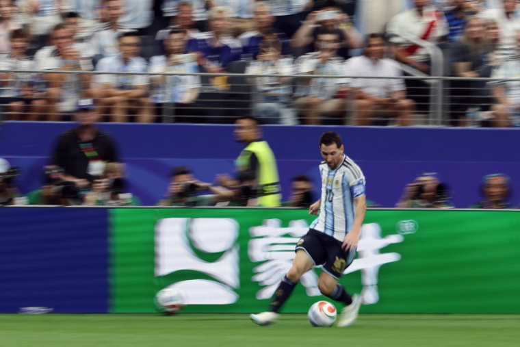 Lionel Messi lors de la victoire 2-0 de l'Argentine face à l'Autriche le 22 juin 2026 à Arlington (Texas). Après son triplé conre l'Algérie, le génie argentin s'est offert un doublé et trône désormais seul au sommet du classement des meilleurs buteurs en Coupe du monde avec 18 réalisations ( AFP / Aric Becker )