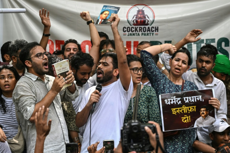 Abhijeet Dipke (C), le fondateur d'un nouveau mouvement dit "Parti du peuple des cafards"  (CJP), s'exprime lors d'une manifestation pour exiger la démission du ministre indien de l'Education, le 6 juin 2026 à New Delhi  ( AFP / Arun SANKAR )