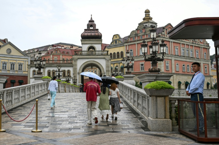 Des employés entrent dans le centre de données au style européen de l'entreprise technologique chinoise Huawei, situé dans la nouvelle zone de Guian, à Guiyang , dans la rovince du Guizhou, le 24 juillet 2026 dans le sud-ouest de la Chine ( AFP / Jade GAO )