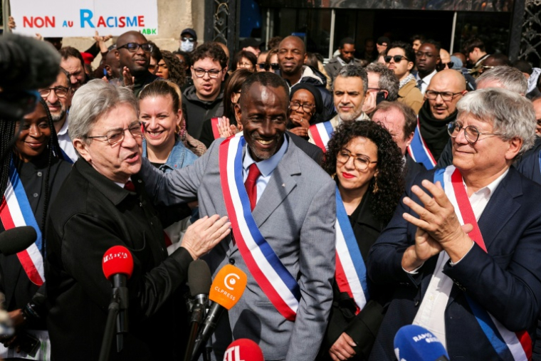 Le nouveau maire de Saint-Denis, Bally Bagayoko (C), aux côtés de l'Insoumis Jean-Luc Mélenchon (G) lors d'un rassemblement contre le racisme, le 4 avril 2026 à Saint-Denis  ( AFP / Thomas SAMSON )