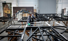 Les ateliers de fabrication des décors de la Comédie-Française à Sarcelles, dans le Val-d'Oise, le 29 avril 2025 ( AFP / STEPHANE DE SAKUTIN )