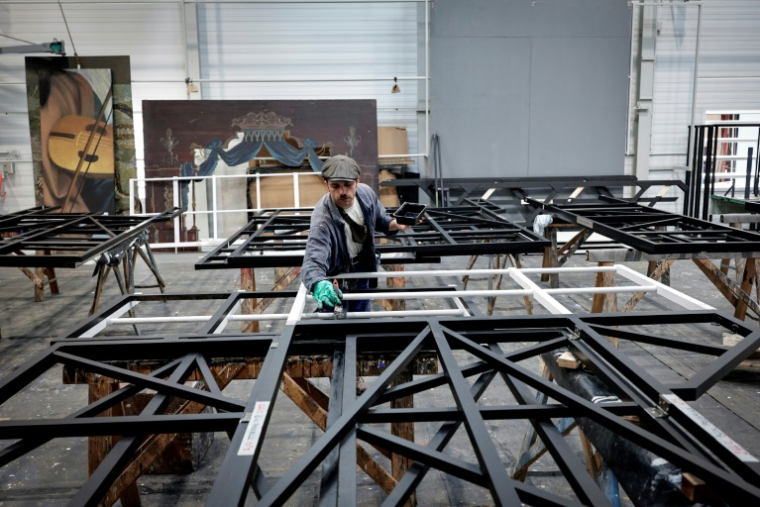 Les ateliers de fabrication des décors de la Comédie-Française à Sarcelles, dans le Val-d'Oise, le 29 avril 2025 ( AFP / STEPHANE DE SAKUTIN )