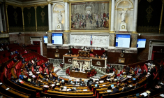 La question de la fin de vie fait son retour dans l'hémicycle de l'Assemblée nationale, avec en perspective la création d'un "droit à l'aide à mourir" que l'exécutif veut "très encadré" ( AFP / JULIEN DE ROSA )