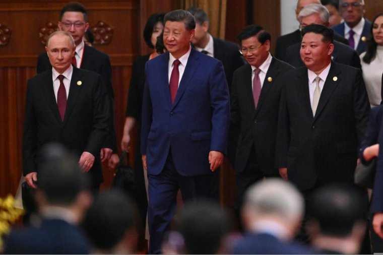 Le président russe Vladimir Poutine (à gauche), son homologue chinois Xi Jinping (au milieu) et le dirigeant nord-coréen Kim Jong Un (à droite), après un défilé marquant la fin de la Seconde Guerre mondiale, à Pékin ( AFP / Jade Gao )