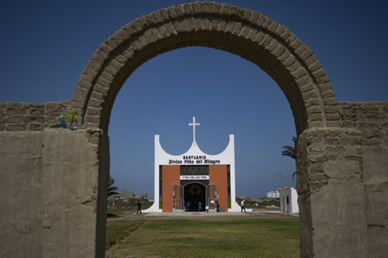 Vue de l'entrée du sanctuaire du Divin Enfant Jésus dans le district d'Eten, dans la région de Lambayeque, dans le nord du Pérou, le 10 mai 2025. ( AFP / ERNESTO BENAVIDES )