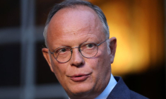 Edouard Philippe à la sortie d'une réunion avec le Premier ministre français, à Paris