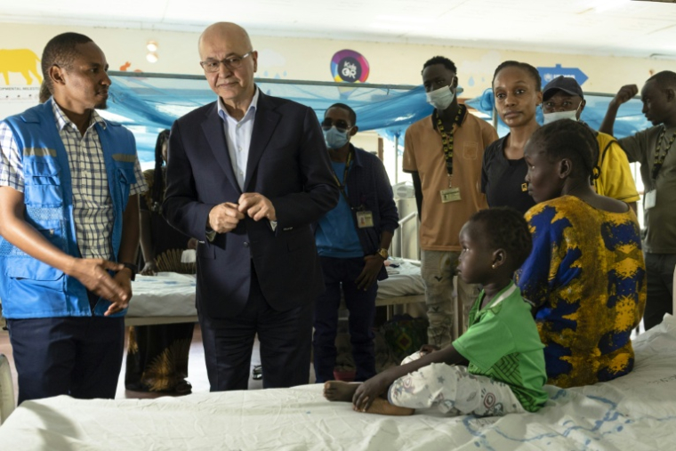 Le haut-commissaire des Nations unies pour les réfugiés, Barham Saleh, visite un hôpital au camp de réfugiés de Kakuma, au Kenya, le 11 janvier 2026 ( AFP / Tony KARUMBA )