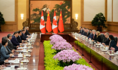 Le président chinois Xi Jinping (au centre à g.) et le Premier ministre canadien Mark Carney (2e à d.) participent à une réunion au Palais du peuple à Pékin, le 16 janvier 2026 ( POOL / Vincent Thian )