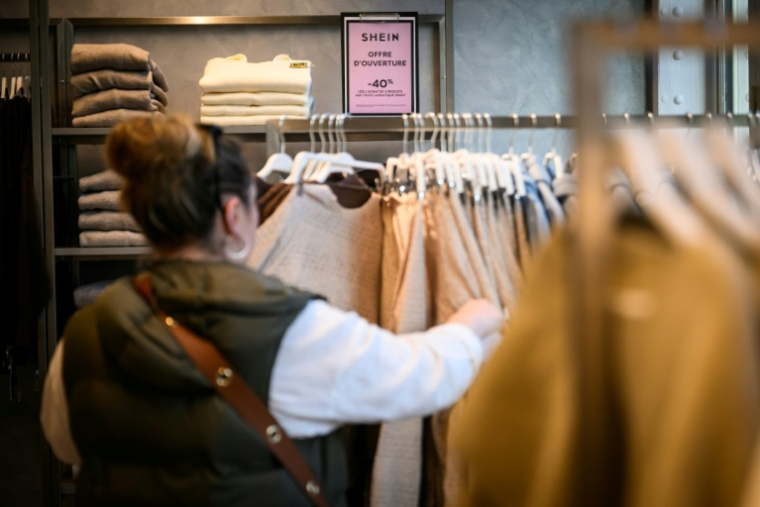 Une cliente chez Shein au BHV d'Angers, le 25 février 2026 ( AFP / Loic VENANCE )