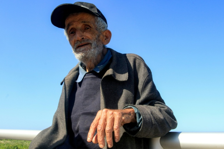 Un homme âgé, déplacé du sud du Liban, dans la cour d'une école transformée en abri à Saïda, le 17 mars 2026 ( AFP / Mahmoud ZAYYAT )