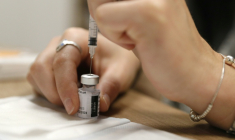 Les vaccins anti-Covid n'ont pas causé de hausse de la mortalité en France depuis leur apparition au début des années 2020, selon une étude ( AFP / Pascal POCHARD-CASABIANCA )