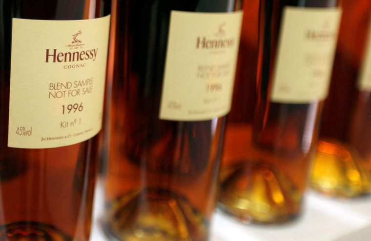 Des bouteilles de Cognac sont stockées dans l'usine Hennessy à Cognac