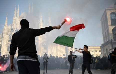 Manifestation contre la hausse du coût de la vie, les bas salaires, les loyers élevés et les défaillances des services publics, le 17 octobre 2026 à Milan, en Italie ( AFP / Piero CRUCIATTI )