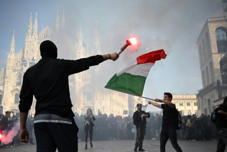 Manifestation contre la hausse du coût de la vie, les bas salaires, les loyers élevés et les défaillances des services publics, le 17 octobre 2026 à Milan, en Italie ( AFP / Piero CRUCIATTI )