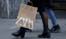 Une femme porte un sac de la chaîne multinationale espagnole de vêtements Zara, à Bilbao